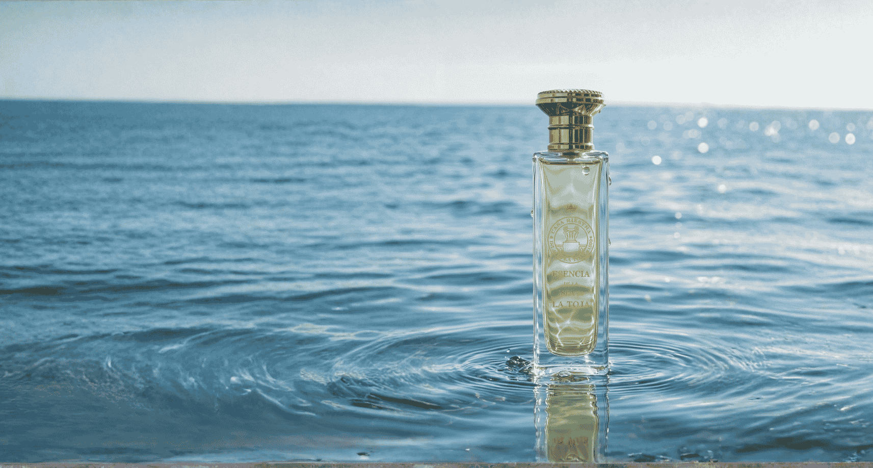 Botella en el mar con salpicaduras 6 (1713 x 918 px)